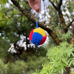 Stricken Schlüsselanhänger - Handgemachter Amigurumi Schlüsselanhänger, entworfen mit buntem Strickgarn, niedlicher Geschenk Schlüsselanhänger