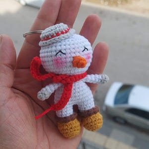 Handgemachte Schneemann Amigurumi Keychain | Süßer gehäkelter Schneemann Anhänger | Winter Urlaub Schlüsselbund | Einzigartiges Weihnachtsgeschenk | Handgemachter Schneemann