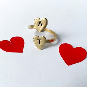 Personalized Initial Ring Gold Two Heart Initial Statement Ring afbeelding 7