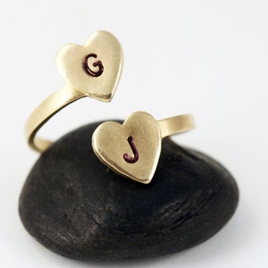 Personalized Initial Ring Gold Two Heart Initial Statement Ring afbeelding 1