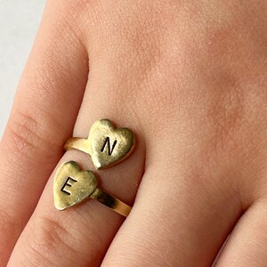 Personalized Initial Ring Gold Two Heart Initial Statement Ring afbeelding 10