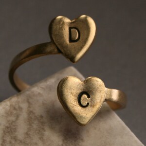 Personalized Initial Ring Gold Two Heart Initial Statement Ring afbeelding 3
