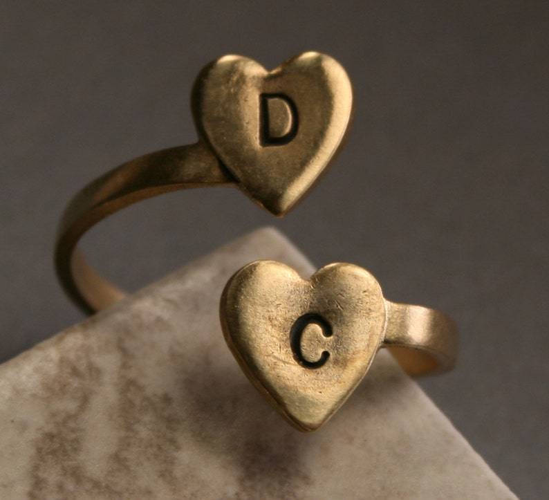 Personalized Initial Ring Gold Two Heart Initial Statement Ring afbeelding 3