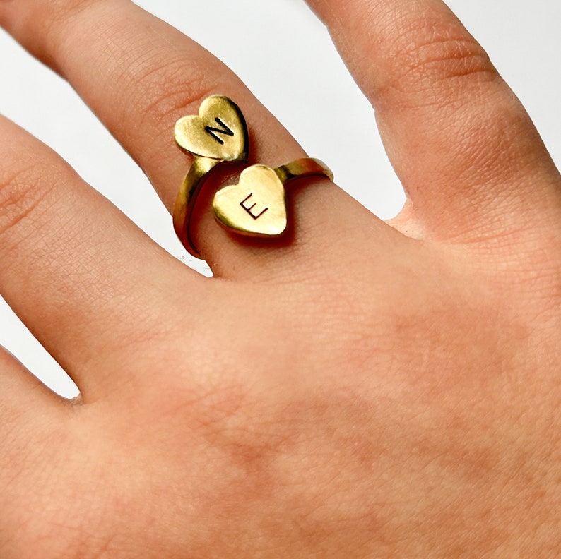 Personalized Initial Ring Gold Two Heart Initial Statement Ring afbeelding 9