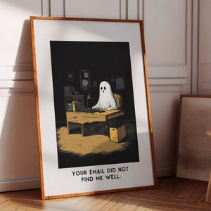 Puede incluir: Una ilustraci&oacute;n en blanco y negro de un fantasma sentado en un escritorio en una habitaci&oacute;n oscura. El fantasma lleva una s&aacute;bana blanca y tiene un port&aacute;til delante. El texto "YOUR EMAIL DID NOT FIND ME WELL." est&aacute; debajo de la imagen.