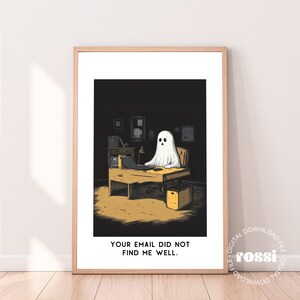 Puede incluir: Un fantasma blanco sentado en un escritorio en una habitaci&oacute;n oscura, trabajando en una computadora port&aacute;til. El texto "YOUR EMAIL DID NOT FIND ME WELL." est&aacute; debajo de la imagen.