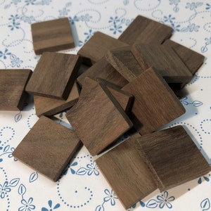 Piastrelle quadrate in legno da 20 mm in noce - lotto da 20
