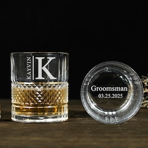 Könnte beinhalten: Zwei klare Whiskey-Tumbler aus Glas. Ein Tumbler hat ein Diamantenmuster und ist mit dem Namen "Kayvin" und dem Buchstaben "K" graviert. Der andere Tumbler ist mit dem Wort "Groomsman" und dem Datum "03.25.2025" graviert.