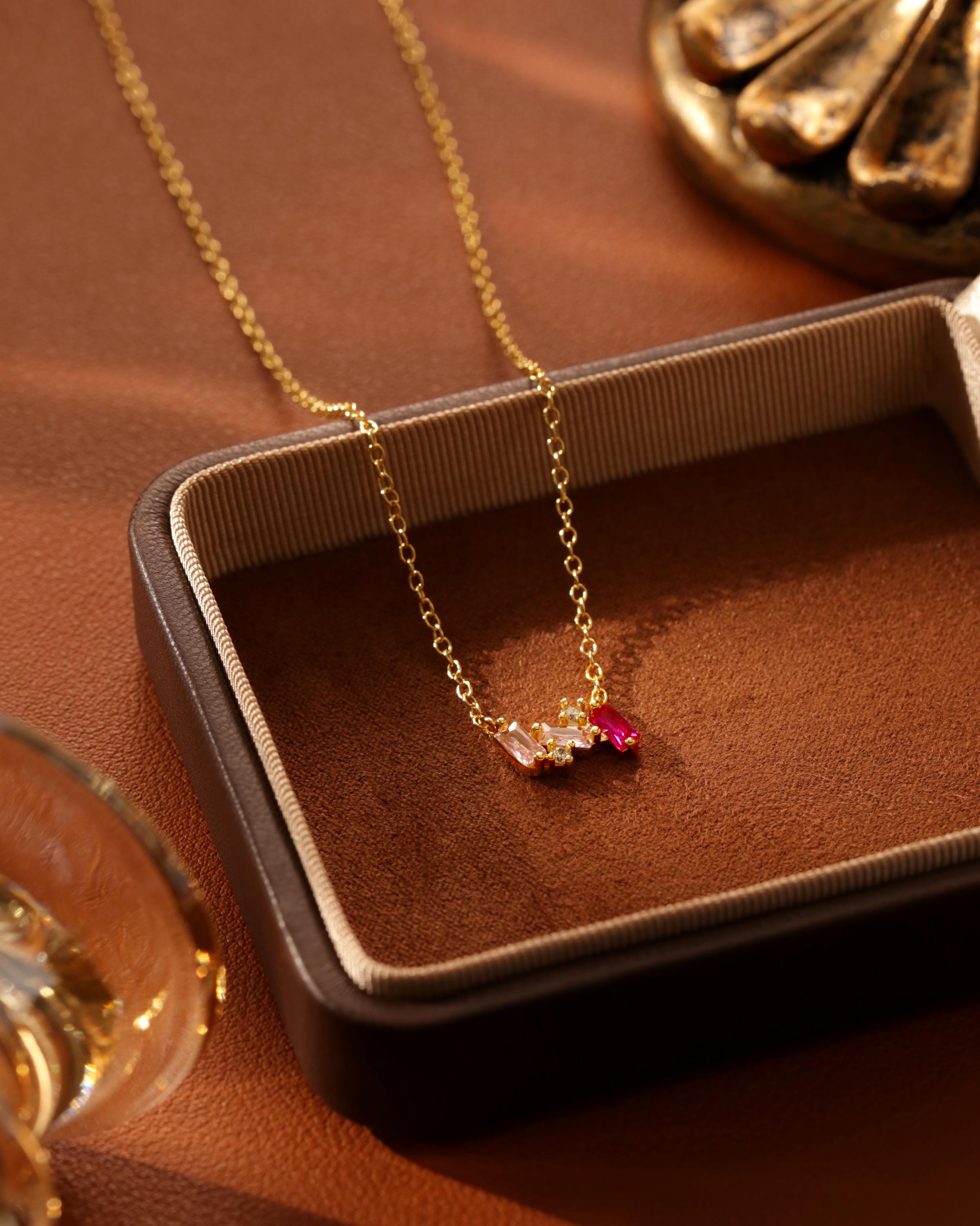 Collana con pendente a cuore in oro rosa 18k con diamanti sul contorno | GV Collana con pendente a cuore in oro rosa 18k con diamanti sul contorno | GV