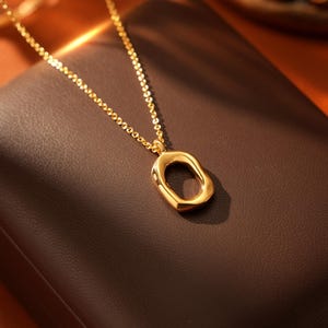 Collar con letra O irregular de oro de 18 quilates, accesorio inspirado en capas, joyería minimalista, collar versátil, regalo de cumpleaños y aniversario.