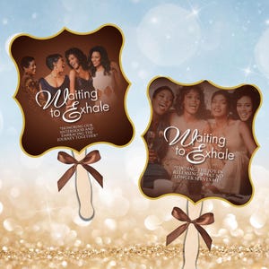 以下が含まれることがあります： 「Waiting to Exhale」のテキストと女性の画像が描かれた2つの扇子のモックアップ。扇子は茶色と金色のデザインで、茶色のリボンが付いています。1つの扇子には「私たちの姉妹愛を称え、共に旅をしましょう」と書かれています。