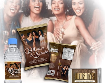 Könnte beinhalten: Ein Mock-up eines Mini-Party-Geschenkbündels mit einer Wasserflasche, einem Snackbeutel und einer Hershey's-Schokoriegel. Die Wasserflasche und der Snackbeutel tragen den Text "Waiting to Exhale". Auf der Hershey's-Riegel steht "Enjoy this treat as you exhale".