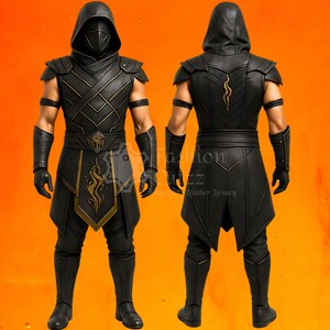 Puede incluir: Traje de ninja de cuero negro con detalles dorados, que incluye una m&aacute;scara con capucha, hombreras y protectores de brazos. La vista frontal muestra intrincados dise&ntilde;os dorados, mientras que la vista trasera revela un emblema dorado estilizado. El texto "Fashion Cuzz, leather luxury" es visible.