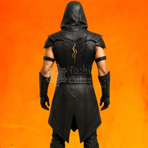 Puede incluir: Un disfraz negro con capucha y detalles dorados, con armadura en los hombros, pu&ntilde;os y guantes. La parte trasera del disfraz tiene un dise&ntilde;o dorado y el texto "Fashion Cuttz". El conjunto est&aacute; sobre un fondo naranja.
