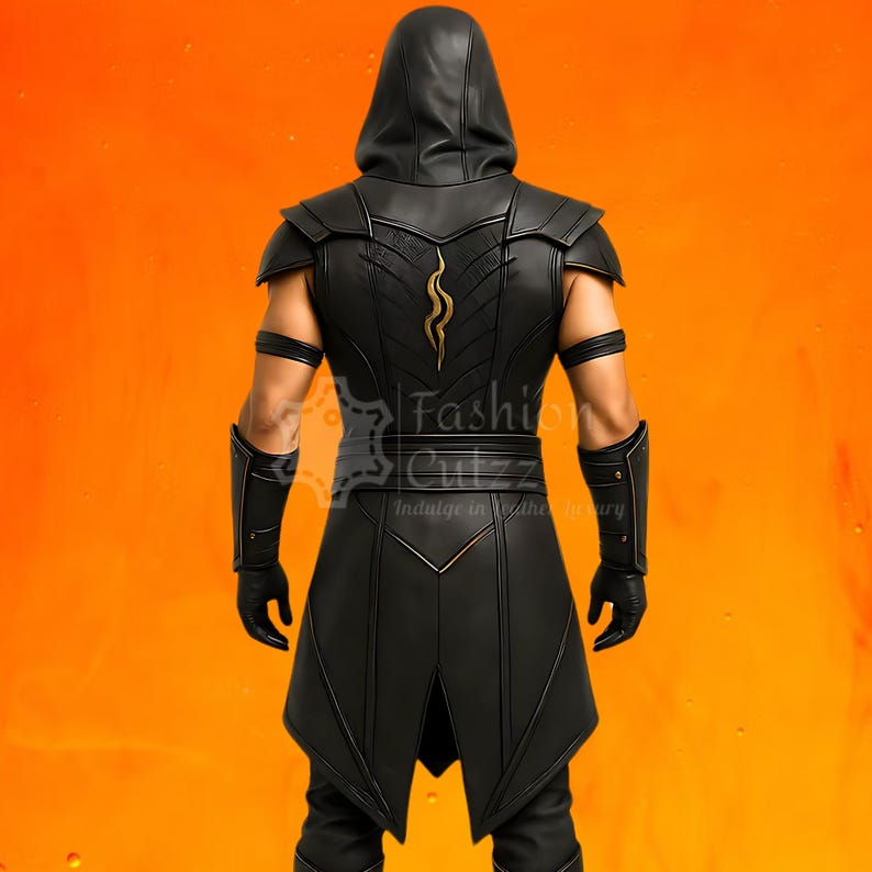 Puede incluir: Un disfraz negro con capucha y detalles dorados, con armadura en los hombros, pu&ntilde;os y guantes. La parte trasera del disfraz tiene un dise&ntilde;o dorado y el texto "Fashion Cuttz". El conjunto est&aacute; sobre un fondo naranja.
