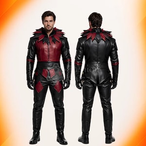 Könnte beinhalten: Ein zweiteiliges Lederoutfit bestehend aus einer Jacke und einer Hose in Schwarz und Dunkelrot. Die Jacke hat einen hohen Kragen mit überlappenden blütenblattartigen Akzenten, einen Frontreißverschluss und lange Ärmel. Die Hose zeigt rautenförmige rote Aufnäher.