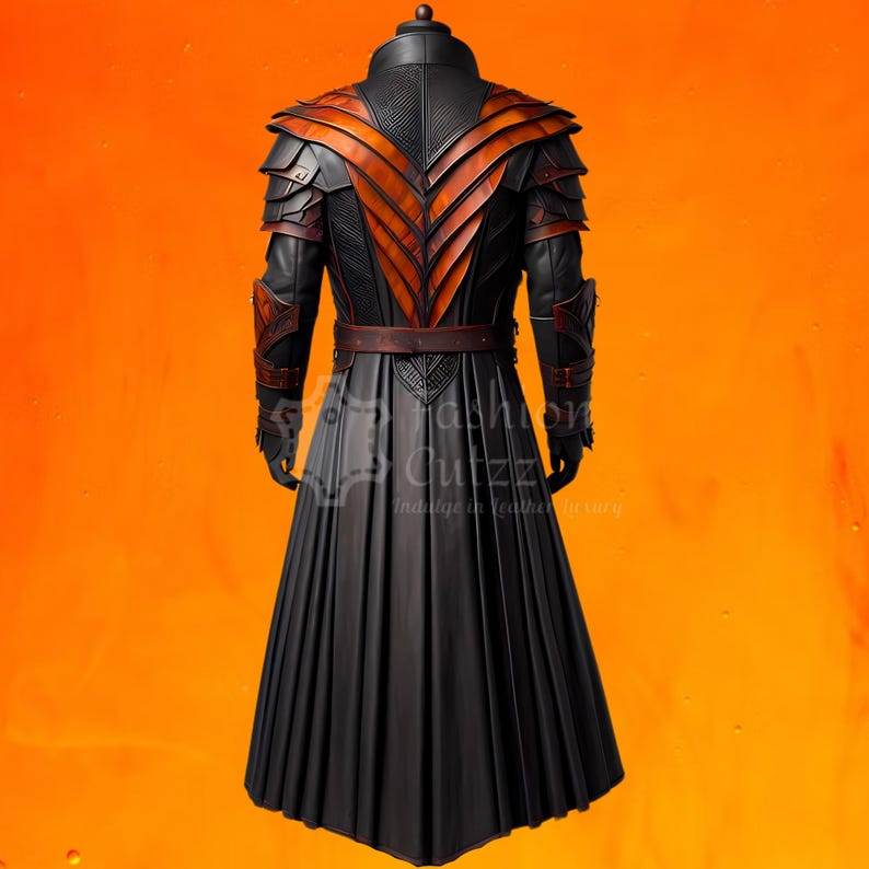 Op de afbeelding: Zwarte leren jas met een lange, vloeiende rok en een decoratief oranje en bruin lederen ontwerp op de rug. De jas heeft een hoge kraag en een riem.