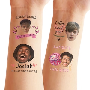 Può includere: Due tatuaggi temporanei con cuori rosa e testo. Il primo tatuaggio dice "Mi dispiace ragazze, Mateo è preso" con una foto di un uomo. Il secondo tatuaggio dice "Cotton ha detto sì! L'ultimo disco di Adrian" con una foto di un uomo e una palla da discoteca.