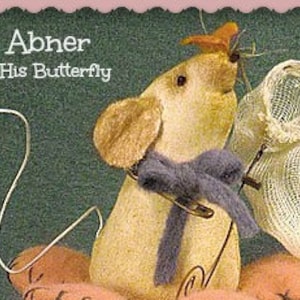 Puede incluir: Un ratón blanco con una bufanda azul y sosteniendo una red, con una mariposa en su nariz. El ratón está sentado en una superficie rosa con el texto "Lil' Abner and His Butterfly" arriba.