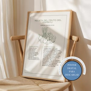 Op de afbeelding: Een afdrukbare poster met een witte achtergrond en een groene illustratie van fruit. De poster heeft de titel "Receta del Fruto del Espiritu" en bevat een lijst met ingrediënten en instructies. De tekst "Versiculo: Galatas 5:22-25" is ook inbegrepen. De poster is ingelijst in een houten lijst.