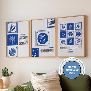 Könnte beinhalten: Drei gerahmte Kunstdrucke mit weißem Hintergrund und blauen botanischen und geometrischen Designs. Jeder Druck zeigt eine andere Anordnung von Quadraten mit Illustrationen von Pflanzen, einer Zitrone und Text. Die Rahmen sind hellholzfarben.