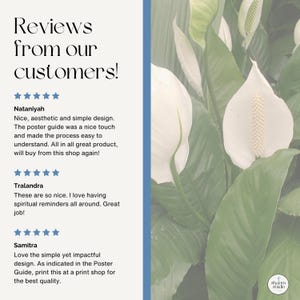 K&ouml;nnte beinhalten: Bewertungen von Kunden f&uuml;r einen druckbaren Poster-Leitfaden mit einem einfachen Design. Das Poster zeigt eine wei&szlig;e Blume mit gr&uuml;nen Bl&auml;ttern. Der Text lautet "Bewertungen von unseren Kunden!" und enth&auml;lt drei Kundenbewertungen mit f&uuml;nf Sternen.