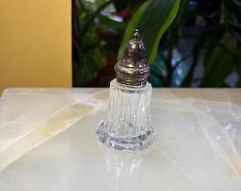 Vintage transparante, geribbelde glazen zout- en peperstrooier + patchouli bodypoeder