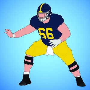 Könnte beinhalten: Ein Footballspieler in einer blauen und gelben Uniform mit der Nummer 66 auf der Brust. Der Spieler befindet sich in einer defensiven Haltung mit einer Hand auf dem Boden.