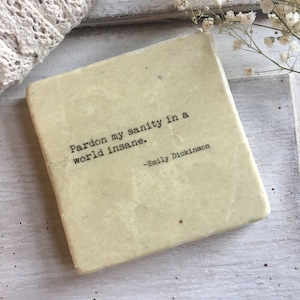 Posavasos de piedra con cita de un libro - Emily Dickinson