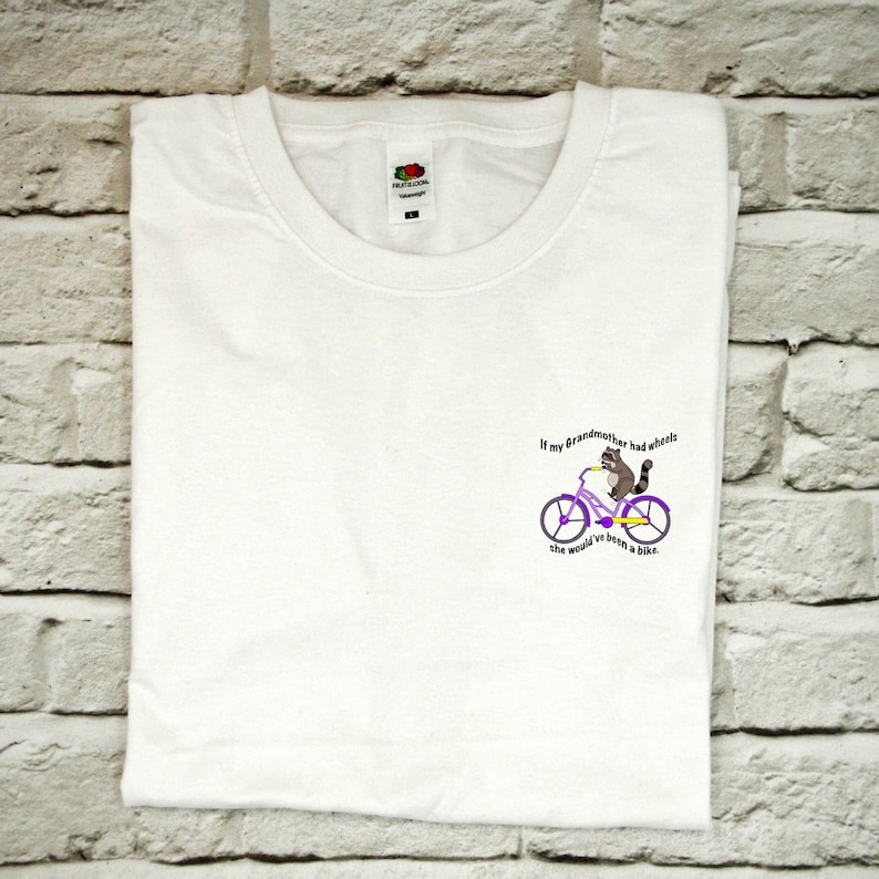 Waschbär Meme - Wenn meine Großmutter Räder hatte - Unisex T-shirt - T-Shirt - Y2K - Millennial - GenZ Bild 1