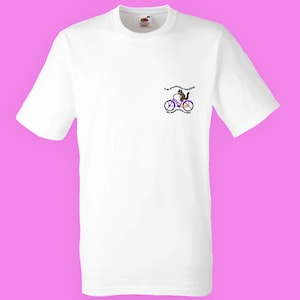 K&ouml;nnte beinhalten: Wei&szlig;es T-Shirt mit einem Aufdruck eines Katers, der ein lila Fahrrad f&auml;hrt. Der Text lautet "Wenn meine Gro&szlig;mutter R&auml;der h&auml;tte, w&auml;re die Welt ein Fahrrad".