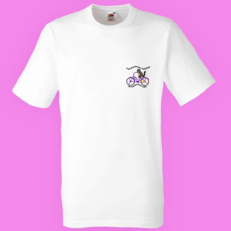 K&ouml;nnte beinhalten: Wei&szlig;es T-Shirt mit einem Aufdruck eines Katers, der ein lila Fahrrad f&auml;hrt. Der Text lautet "Wenn meine Gro&szlig;mutter R&auml;der h&auml;tte, w&auml;re die Welt ein Fahrrad".