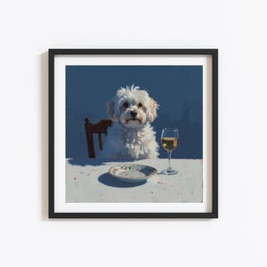Puede incluir: Un perro blanco está sentado en una mesa con un plato y una copa de vino blanco. El perro está mirando directamente al espectador. El fondo es azul oscuro.