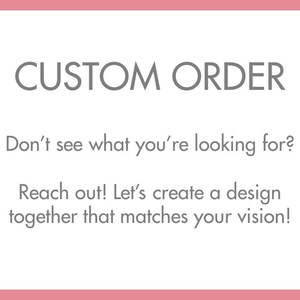 Pode incluir: Texto sobre um fundo rosa que diz "CUSTOM ORDER" e "Não vê o que procura? Entre em contacto! Vamos criar um design juntos que corresponda à sua visão!"
