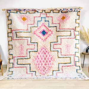 Vit marockansk berbermatta med rosa och blått geometriskt mönster, färgglad shagmatta, stor 9x12 handgjord områdesmatta