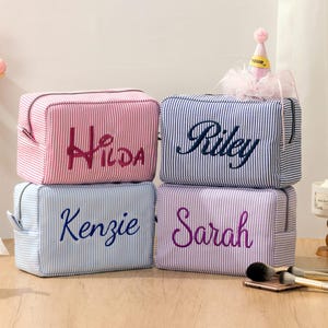 Personalisierte Seersucker Make-up Tasche, Brautjungfer Geschenke, personalisierte bestickte Kosmetiktasche, Brautparty Geschenke, Make-up Veranstalter, Geschenk für Sie