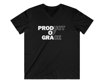 以下が含まれることがあります： 白文字で「PRODUCT OF GRACE」と書かれた、黒いVネックTシャツです。