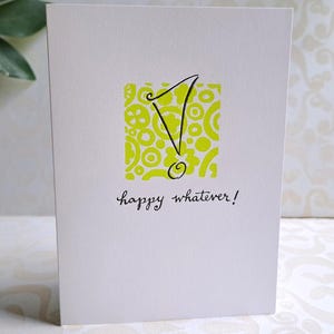Cartão de felicitações em branco com tipografia e serigrafia Happy Whatever