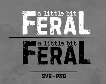 以下が含まれることがあります： 「a little bit feral」というテキストが2回繰り返された白黒のグラフィックデザイン。テキストは、使い古したフォントスタイルです。