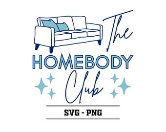 以下が含まれることがあります： 白いソファと青いクッション、青と黒の筆記体で「The HOMEBODY Club」という言葉が上に書かれたロゴ。 「SVG - PNG」という言葉はクラブ名の下にあり、青いスターバーストが付いています。