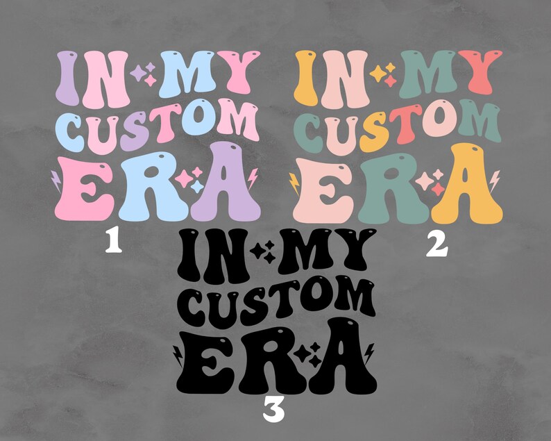 K&ouml;nnte beinhalten: Drei Variationen eines Grafikdesigns mit dem Text "IN MY CUSTOM ERA" im Retro-Stil. Das erste Design ist in Pastellrosa, Blau und Lila. Das zweite Design ist in Pastellrosa, Gr&uuml;n und Gelb. Das dritte Design ist in Schwarz.