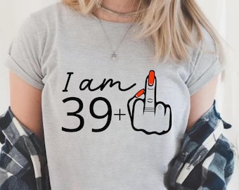 Maglietta "I Am 39+ Middle Finger", regalo per il 40° compleanno (SVG, PNG)