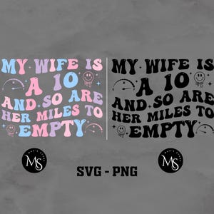 Puede incluir: Un diseño gráfico rosa y azul con el texto "Mi esposa es un 10 y también lo son sus kilómetros hasta vaciar". El diseño presenta un velocímetro, caras sonrientes y un corazón.