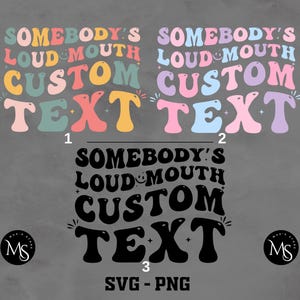 Puede incluir: Tres variaciones de un diseño gráfico para una camiseta u otra prenda de vestir. El diseño presenta el texto "Somebody's Loud Mouth Custom Text" en una fuente retro, colorida y divertida. Los dos primeros diseños están en colores pastel, mientras que el tercer diseño está en negro.