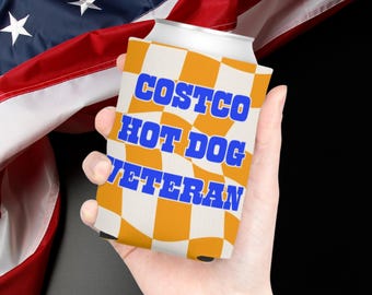Puede incluir: Un enfriador de latas a cuadros amarillo y blanco con el texto "COSTCO HOT DOG VETERAN" en letras azules.
