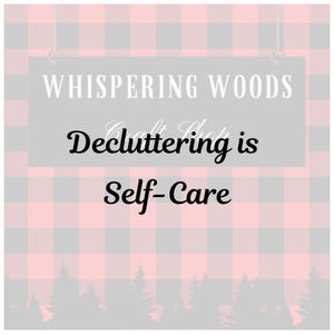 Puede incluir: Gráfico cuadrado con un fondo de patrón de cuadros rojos y negros. El texto "WHISPERING WOODS" está en la parte superior, con "Decluttering is Self-Care" en el centro. Una silueta de árboles está en la parte inferior.