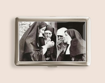 Estuche para cigarrillos con monjas fumadoras divertidas, porta cigarrillos vintage para bolso, caja metálica para cigarrillos de 100 unidades, estuche para cigarrillos, regalos para el Día del Padre