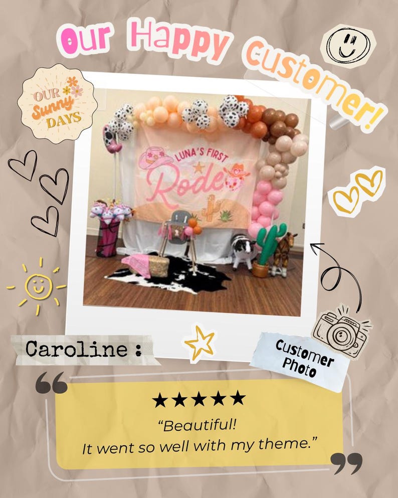 Puede incluir: Un tel&oacute;n de fondo para fiestas con una pancarta que dice Luna's First Rodeo, un arco de globos en tonos rosa, marr&oacute;n y blanco, una trona, una alfombra con estampado de vaca en blanco y negro y peluches decorativos, incluyendo un cactus y una vaca.