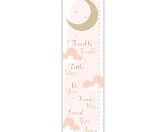Puede incluir: Un gráfico de crecimiento rosa y dorado con una luna creciente y nubes. El gráfico presenta el texto "Twinkle Twinkle Little Star Do You Know How Loved You Are" y un nombre personalizado "Hannah".
