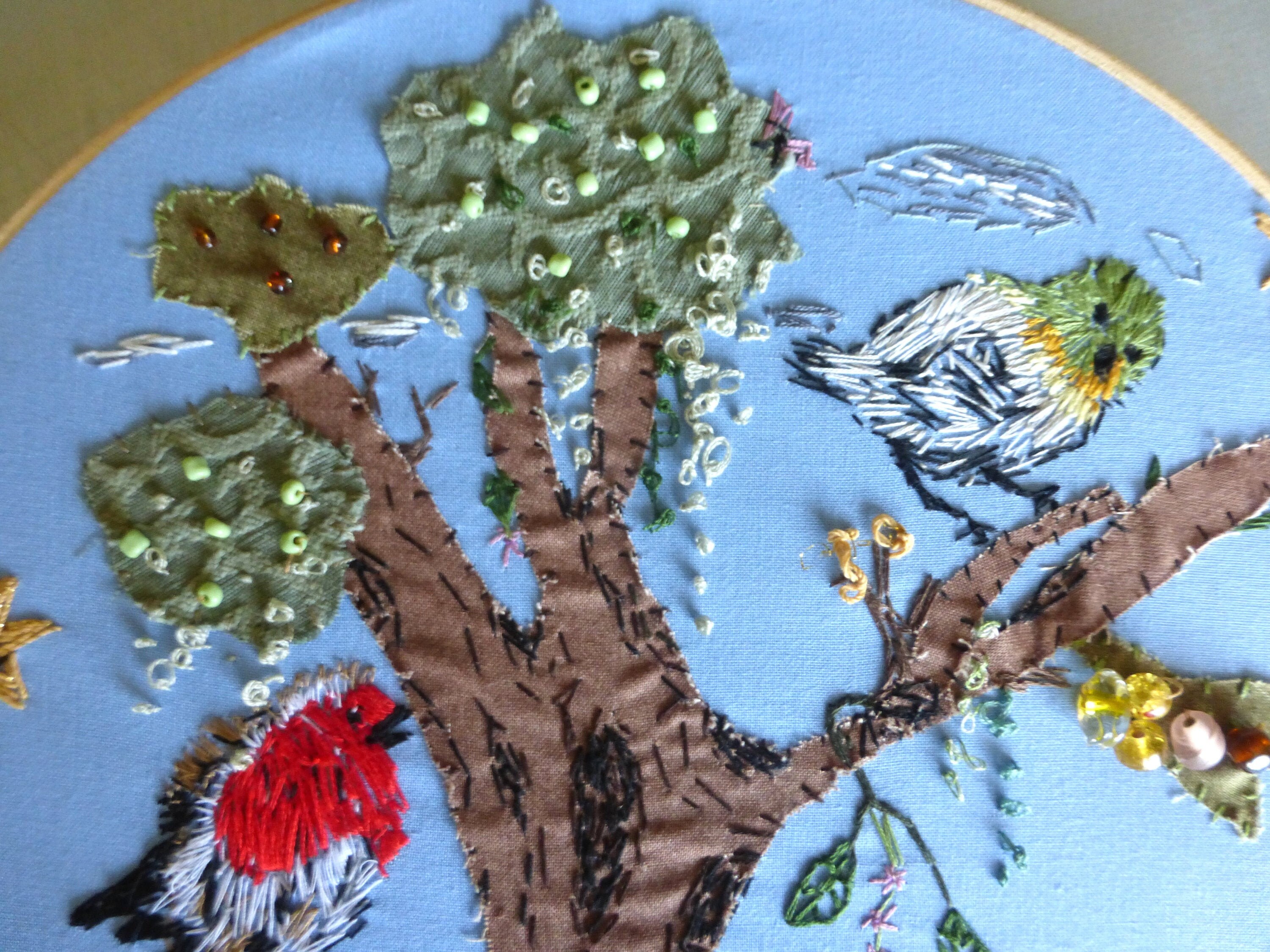 鳥の手刺繍枠アート：木の上の鳥、花柄（12インチ） - Etsy 日本